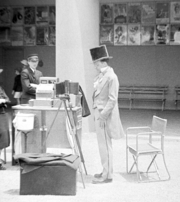 photographer in top hat - NY worlds fair 1939 P7111399.jpg